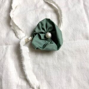 Green and White flower necklace with pearls closure closure